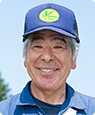 福地ホワイト六片(左)と他社のにんにく(右)。太さだけでなく味も違います。
