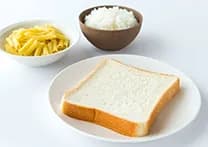 パンと白米とパスタの写真