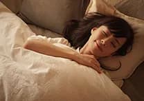 眠っている女性の写真