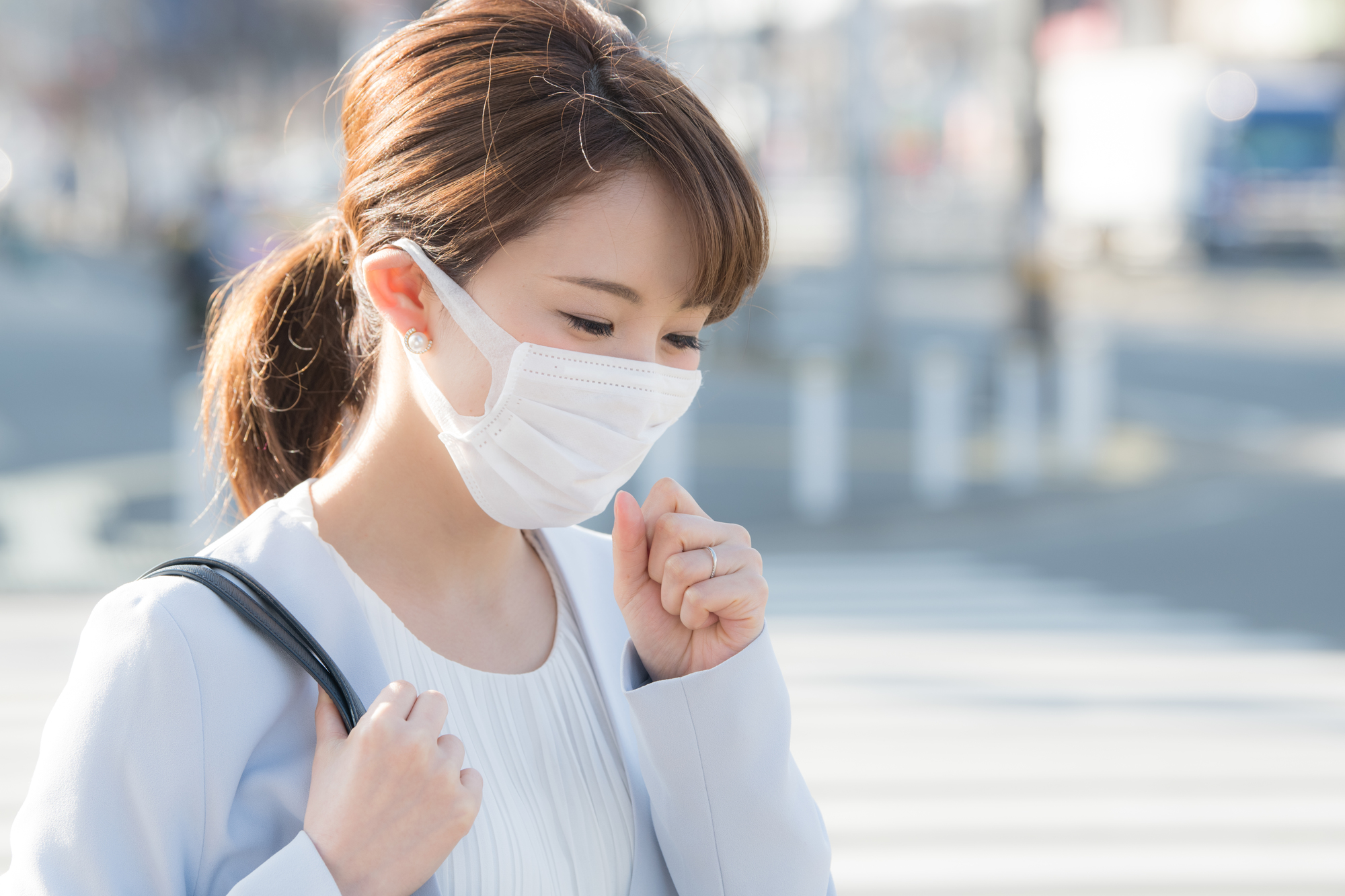 電車 に 乗る と 咳 が 出る