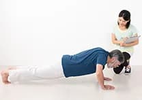 運動する男性の写真