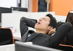 疲れている男性の写真