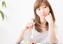 嫌な顔をする女性の写真